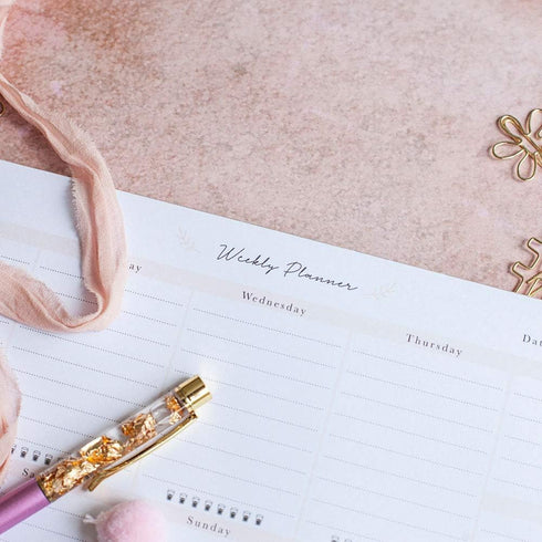 Peachly Desktop Weekly Planner Notepad, 60 Undated Tear-Off Pages for Daily To-Do Lists, Peach and Mint Fern