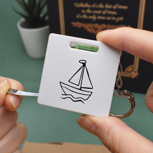 Azeeda (KM00044595) 'Sail Boat Toy' Keyring Tape Measure/Spirit Level Tool