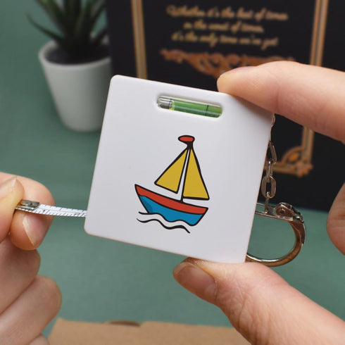 Azeeda (KM00044596) 'Sail Boat Toy' Keyring Tape Measure/Spirit Level Tool