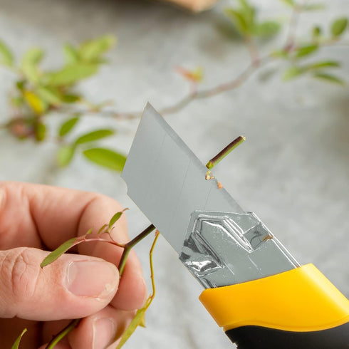 25MM Heavy Duty Utility Knife with 10pcs SK-5 Retract Blades, Rubber Grip Box Cutter for DIY Crafts