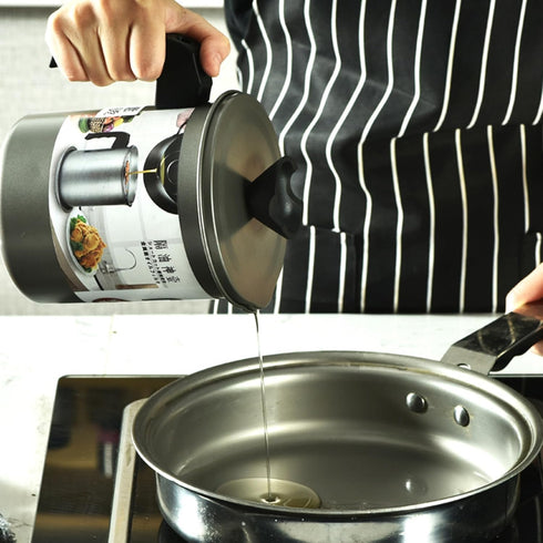 UWEOTYYY 1.7L Bacon Grease Container with Strainer, Cooking Oil Container with Anti-scalding Handle and Coaster Tray