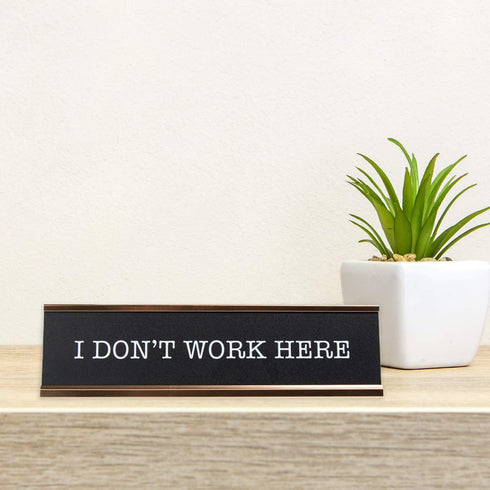 I Don't Work Here Desk Plate - Funny Desk Sign Nameplate, Snarky Office Decor, Made In The USA