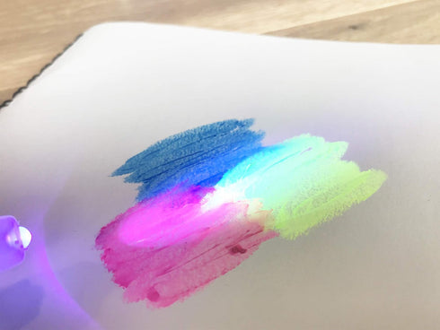 Kokuyo Fluorescent Crayons, 16 Colors KE-AC31