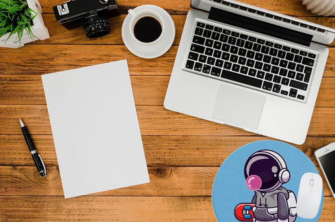 Cute Astronaut Holding Skateboard Mouse Pad, Funny Round Non-Slip Rubber Gaming Pad, 7.9 x 7.9 Inch